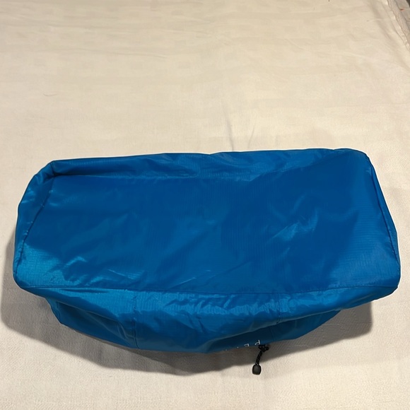 NWOT Perry Ellis duffle bag - Picture 4 of 5